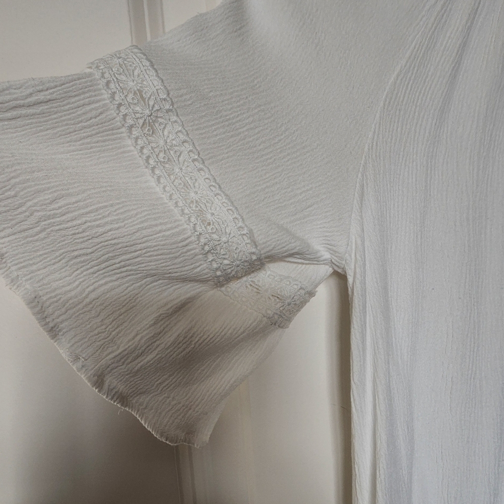 Chic White Button-Down Blouse - Picture 4 of 6